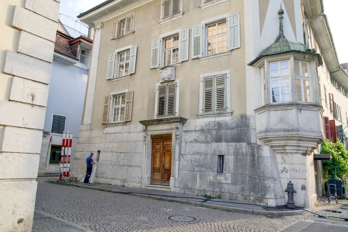 Kalksteinmauer vor der Reinigung