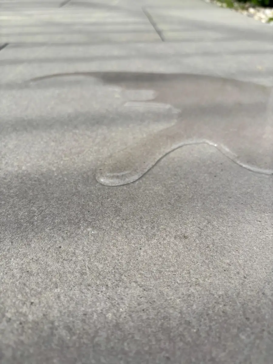 Wasserabperlen auf gereinigter Steinfläche