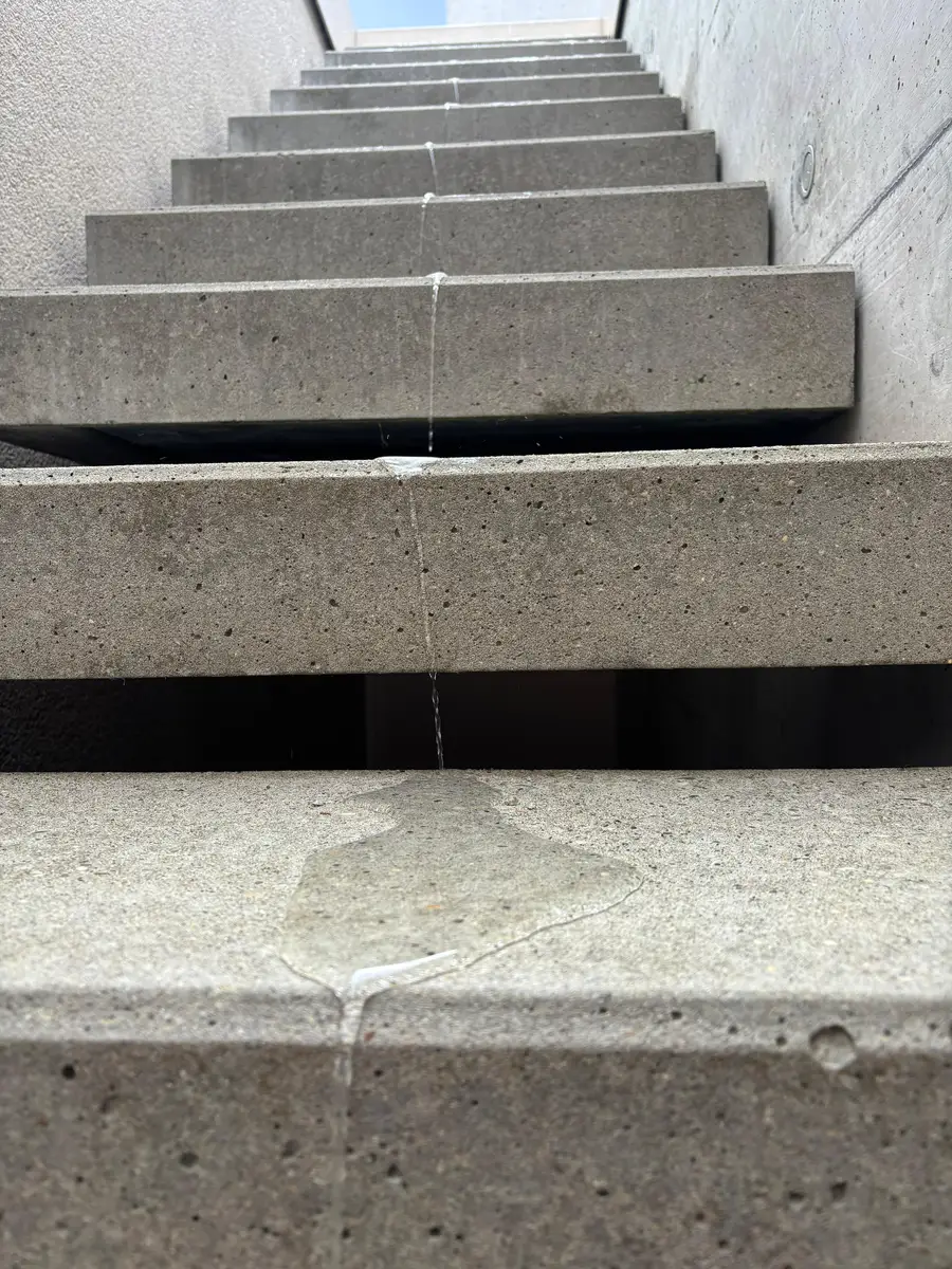 Wasserabperl-Effekt auf gereinigter Treppe