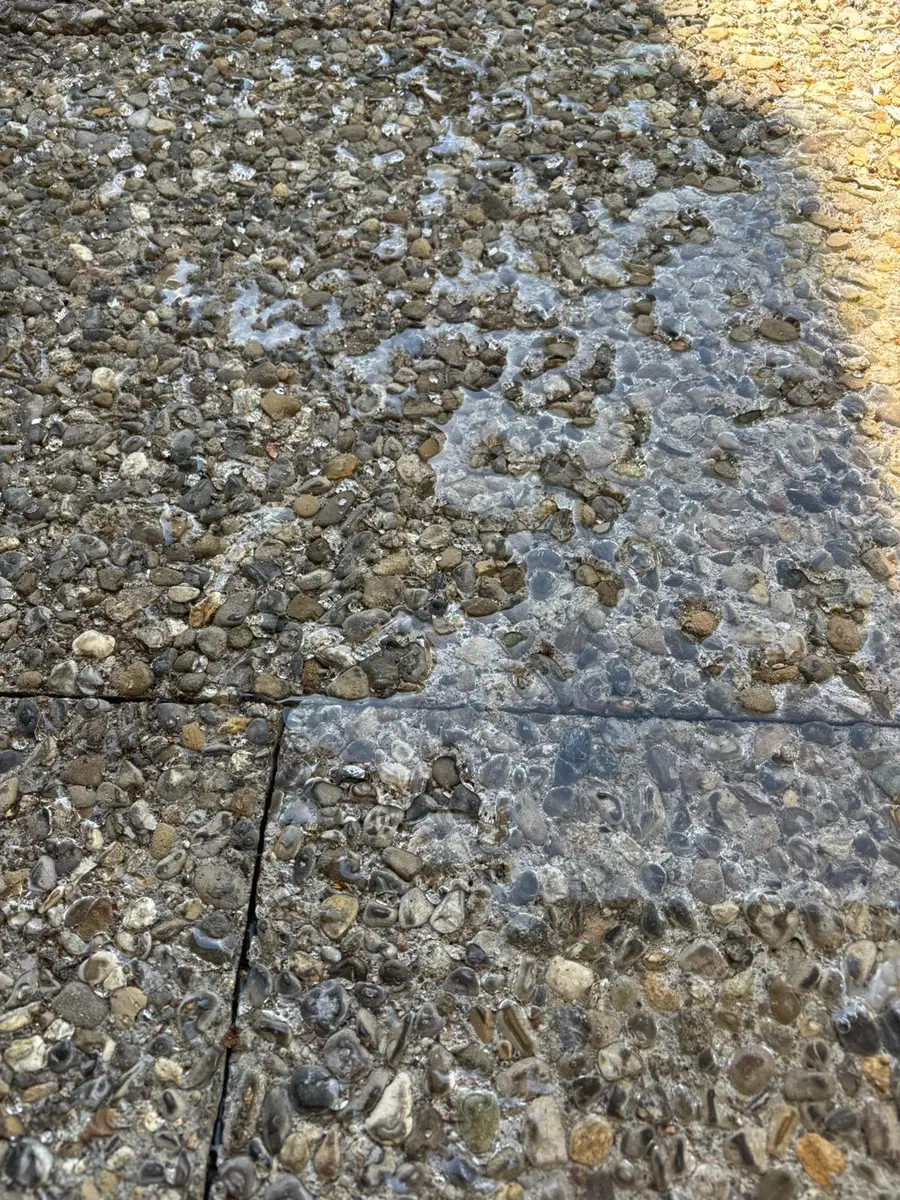 Wasser perlt auf behandeltem Waschbeton ab