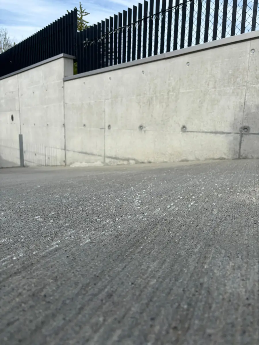Imprägnierte Betonwand mit sichtbarem Wasserabperlen