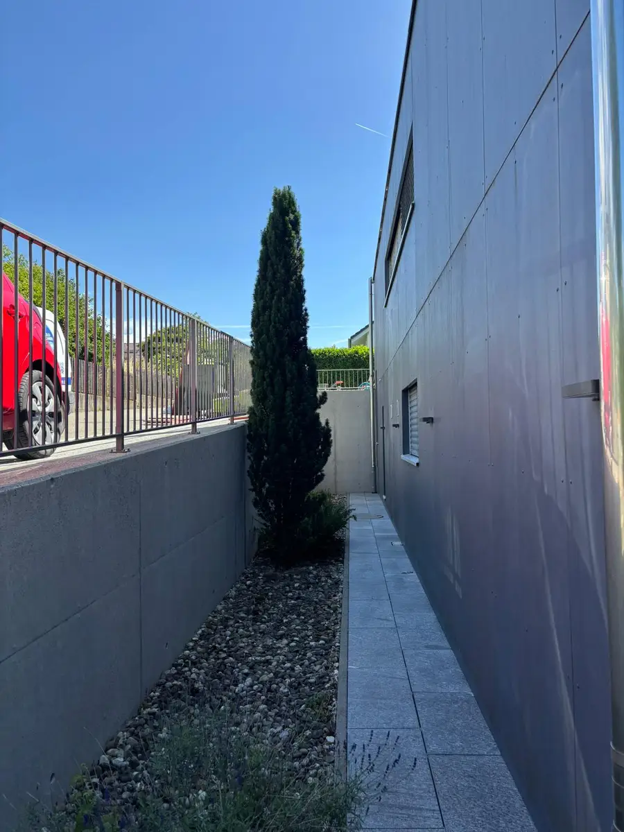 Betonmauer nach der Reinigung