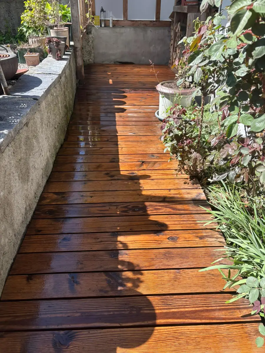 Holzterrasse nach der Reinigung